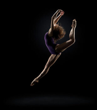 2-dancer-pose-on-black-background-zonecreative