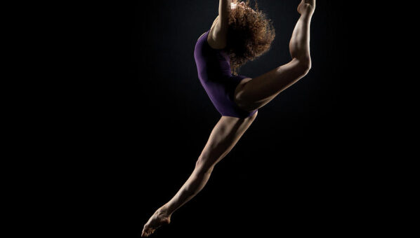 2-dancer-pose-on-black-background-zonecreative